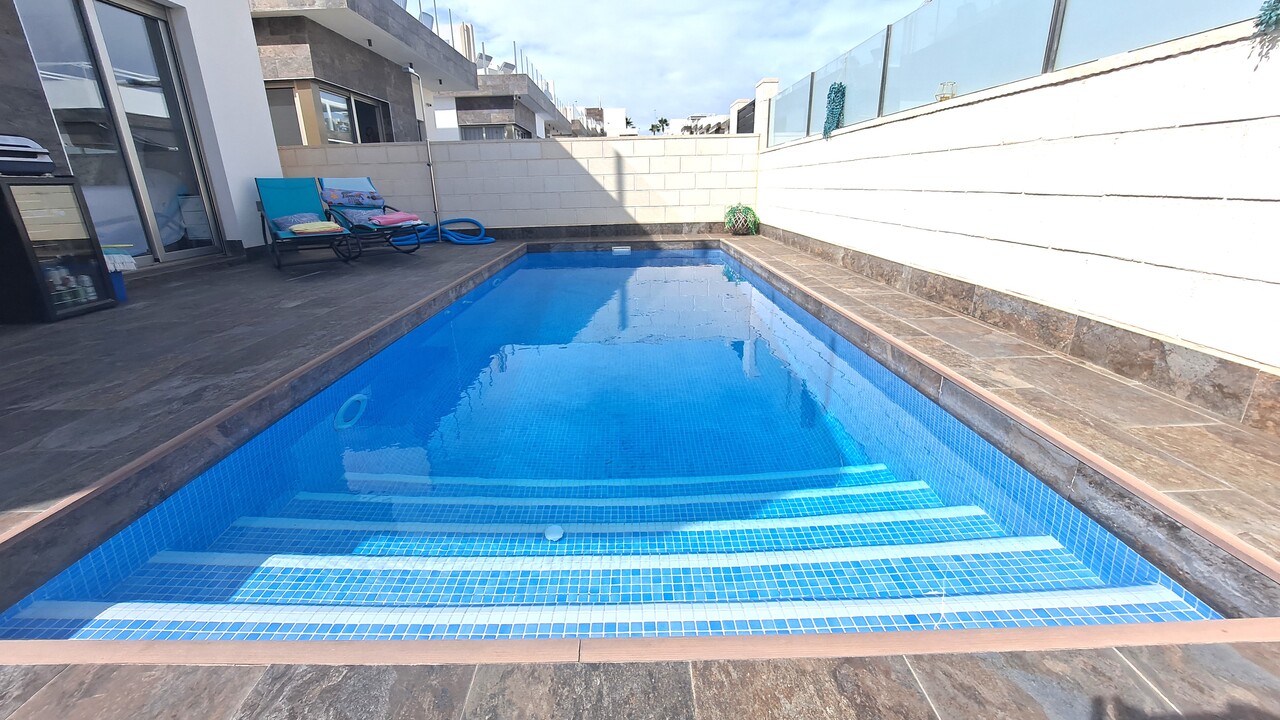 25t897m0226.jpg