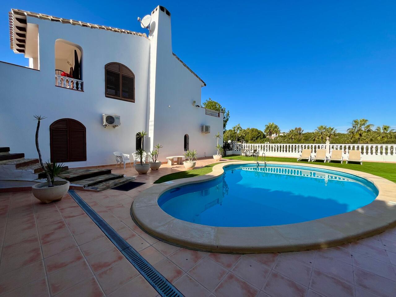 4851-villa-for-sale-in-villamartin-2889446-large.jpg
